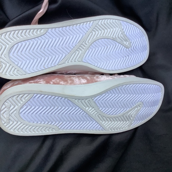 Stylish NWOT Sugar memory foam Blush/pink Velvet sneakers lace up - Picture 9 of 11